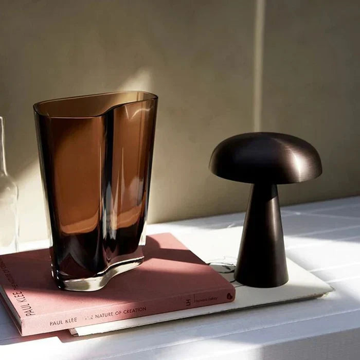 ShroomLite – Elegante lámpara de mesa portátil